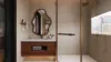 Das Badezimmer design aus der Mitte des Jahrhunderts verfügt über einen stilvollen Spülbecken schrank und eine elegante Duschkabine in Homes tyler.