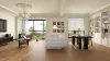 Zeitgenössisches Wohnzimmer design mit einem Plüschs ofa und einem eleganten Esstisch in Homes tyler