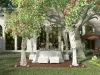 Titelbild eines 3D-Modellpacks in Homes tyler mit einer Outdoor-Szene mit einem Swimmingpool, Liegestühlen und eleganten weißen Sitz gelegenheiten.